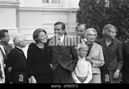 Prinzessin Beatrix und Claus besuchen Hitzacker, Claus' Familie im Garten versammelt, 2. Oktober 1965, Besuche, Familien, Gruppenportraits, Königshaus, Prinzessinnen, Niederlande, Presseagentur des 20. Jahrhunderts, News to remember, Dokumentarfilm, historische Fotografie 1945-1990, visuelle Geschichten, Menschliche Geschichte des zwanzigsten Jahrhunderts, Momente in der Zeit festzuhalten Stockfoto