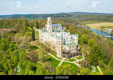 Luftaufnahme auf der Burg in Hluboka nad Vltavou, historisches Schloss mit schönen Gärten in der Nähe von Ceske Budejovice, Tschechische Republik Stockfoto