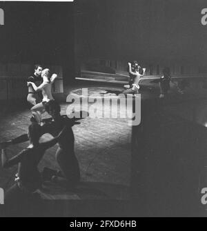 Premiere des Nationalballetts in Stadschouwburg. Tanzszenen, 20. Dezember 1961, Ballett, Tänzer, Niederlande, Presseagentur des 20. Jahrhunderts, Foto, Nachrichten zum erinnern, Dokumentarfilm, historische Fotografie 1945-1990, visuelle Geschichten, Menschliche Geschichte des zwanzigsten Jahrhunderts, Momente in der Zeit festzuhalten Stockfoto
