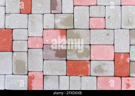 Rot, grau und braun, Pflastersteinmuster. Flache Verlegung. Stockfoto