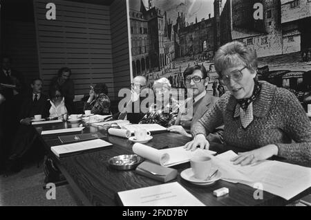 Präsentationsbericht Frauenemanzipation und Regierungspräsentation vlnr Dam, Dr. Verwey Jonker, Westendorp (CRM), Kraayeveld Wouters, 16. März 1978, Niederlande, Presseagentur des 20. Jahrhunderts, Foto, Nachrichten zum erinnern, Dokumentarfilm, historische Fotografie 1945-1990, visuelle Geschichten, Menschliche Geschichte des zwanzigsten Jahrhunderts, Momente in der Zeit festzuhalten Stockfoto