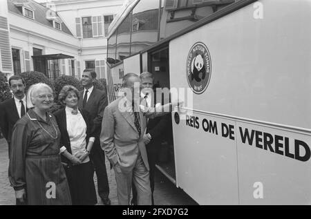 Präsentation Voyager-Projekt in Paleis Soestdijk an Prinz Bernhard (zugunsten des World Wildlife Fund), 5. Oktober 1987, Präsentationen, Niederlande, 20. Jahrhundert Presseagentur Foto, Nachrichten zu erinnern, Dokumentarfilm, historische Fotografie 1945-1990, visuelle Geschichten, Menschliche Geschichte des zwanzigsten Jahrhunderts, Momente in der Zeit festzuhalten Stockfoto