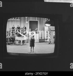 Moderatorin Mies Bouwman in der Marathon-Sendung „Open the Village“, 26. November 1962, Aktionen, Niederlande, 20. Jahrhundert Presseagentur Foto, Nachrichten zu erinnern, Dokumentarfilm, historische Fotografie 1945-1990, visuelle Geschichten, Menschliche Geschichte des zwanzigsten Jahrhunderts, Momente in der Zeit festzuhalten Stockfoto