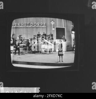 Moderatorin Mies Bouwman in der Marathon-Sendung Open the Village, 26. November 1962, Aktionen, Niederlande, 20. Jahrhundert Presseagentur Foto, Nachrichten zu erinnern, Dokumentarfilm, historische Fotografie 1945-1990, visuelle Geschichten, Menschliche Geschichte des zwanzigsten Jahrhunderts, Momente in der Zeit festzuhalten Stockfoto