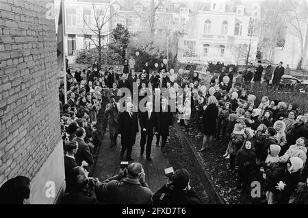 Präsident Heinemann besucht die deutsche Schule in Den Haag. Präsident Heinemann geht mit Luftballons durch Kinderhecke, 26. November 1969, Luftballons, Kinder, Schulen, Niederlande, Foto der Presseagentur des 20. Jahrhunderts, Nachrichten zum erinnern, Dokumentarfilm, historische Fotografie 1945-1990, visuelle Geschichten, Menschliche Geschichte des zwanzigsten Jahrhunderts, Momente in der Zeit festzuhalten Stockfoto