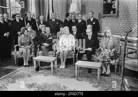 Präsident Heinemann und seine Frau wurden vom Bürgermeister Samkalden in der offiziellen Residenz Amsterdam, 24. November 1969, ACHTZIG-GENOTES, offizielle Residenzen, Geschenke, Empfänge, Niederlande, Foto der Presseagentur des 20. Jahrhunderts, zu erinnerende Nachrichten, Dokumentarfilm, historische Fotografie 1945-1990, visuelle Geschichten, Menschliche Geschichte des zwanzigsten Jahrhunderts, Momente in der Zeit festzuhalten Stockfoto