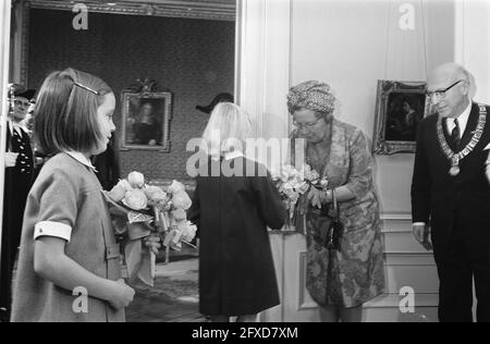 Präsident Heinemann und Frau wurden vom Bürgermeister Samkalden in der offiziellen Residenz Amsterdam, 24. November 1969, EIGHTGENOTES, offizielle Residenzen, Geschenke, Empfänge, Niederlande, Foto der Presseagentur des 20. Jahrhunderts, zu erinnerende Nachrichten, Dokumentarfilm, historische Fotografie 1945-1990, visuelle Geschichten, Menschliche Geschichte des zwanzigsten Jahrhunderts, Momente in der Zeit festzuhalten Stockfoto