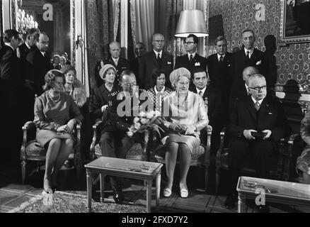 Präsident Heinemann und seine Frau wurden vom Bürgermeister Samkalden in der offiziellen Residenz Amsterdam, 24. November 1969, ACHTZIG-GENOTES, offizielle Residenzen, Geschenke, Empfänge, Niederlande, Foto der Presseagentur des 20. Jahrhunderts, zu erinnerende Nachrichten, Dokumentarfilm, historische Fotografie 1945-1990, visuelle Geschichten, Menschliche Geschichte des zwanzigsten Jahrhunderts, Momente in der Zeit festzuhalten Stockfoto