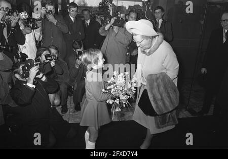 Präsident Heinemann und Königin Juliana besuchen Cooperatieve Centrale Westlandse Snijbloemenveiling in Honselersdijk, 26. November 1969, BLUMEN, Besuche, queens, Auktionen, Niederlande, Foto der Presseagentur des 20. Jahrhunderts, News to Remember, Dokumentarfilm, historische Fotografie 1945-1990, visuelle Geschichten, Menschliche Geschichte des zwanzigsten Jahrhunderts, Momente in der Zeit festzuhalten Stockfoto