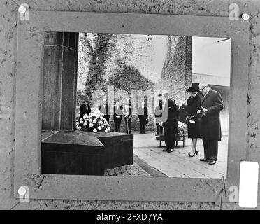 Präsident Heinemann legt Kranz am Denkmal Hollandse Schouwburg Amsterdam, 24. November 1969, Kränze, Denkmäler, Niederlande, Presseagentur des 20. Jahrhunderts, Foto, Nachrichten zum erinnern, Dokumentarfilm, historische Fotografie 1945-1990, visuelle Geschichten, Menschliche Geschichte des zwanzigsten Jahrhunderts, Momente in der Zeit festzuhalten Stockfoto