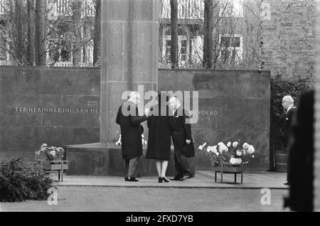 Präsident Heinemann legt Kranz am Denkmal der Hollandse Schouwburg Amsterdam. Präsident Heinemann, Frau Heinemann und Dr. J. Soetendorp, 24. November 1969, Kranzniederlegung, Denkmäler, Rabbiner, Staatsbesuche, Niederlande, Presseagentur des 20. Jahrhunderts, Foto, Nachrichten zu erinnern, Dokumentarfilm, historische Fotografie 1945-1990, visuelle Geschichten, Menschliche Geschichte des zwanzigsten Jahrhunderts, Momente in der Zeit festzuhalten Stockfoto