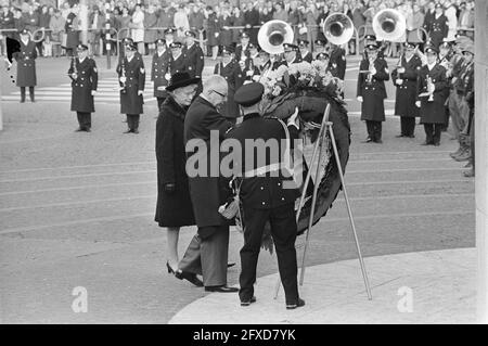 Präsident Heinemann legt den Kranz am Denkmal am Dam-Platz in Amsterdam nieder. Präsident Heinemann und Ehefrau bei der Kranzniederlegung, 24. November 1969, Kranzniederlegung, Denkmäler, Staatsbesuche, Niederlande, Foto der Presseagentur des 20. Jahrhunderts, zu erinnerende Nachrichten, Dokumentarfilm, historische Fotografie 1945-1990, visuelle Geschichten, Menschliche Geschichte des zwanzigsten Jahrhunderts, Momente in der Zeit festzuhalten Stockfoto