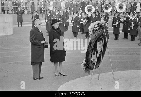 Präsident Heinemann legt Kranz am Denkmal auf dem Damm Amsterdam. Präsident Heinemann und Ehefrau bei der Kranzniederlegung, 24. November 1969, Kranzniederlegung, Denkmäler, Staatsbesuche, Niederlande, Foto der Presseagentur des 20. Jahrhunderts, zu erinnerende Nachrichten, Dokumentarfilm, historische Fotografie 1945-1990, visuelle Geschichten, Menschliche Geschichte des zwanzigsten Jahrhunderts, Momente in der Zeit festzuhalten Stockfoto