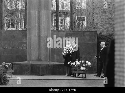 Präsident Heinemann legt Kranz am Denkmal der Hollandse Schouwburg Amsterdam. Präsident Heinemann mit Kranz am Denkmal, 24. November 1969, Kranzniederlegung, Denkmäler, Staatsbesuche, Niederlande, Foto der Presseagentur des 20. Jahrhunderts, zu erinnerende Nachrichten, Dokumentarfilm, historische Fotografie 1945-1990, visuelle Geschichten, Menschliche Geschichte des zwanzigsten Jahrhunderts, Momente in der Zeit festzuhalten Stockfoto