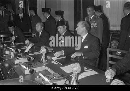 Präsident Suharto spricht vor Mitgliedern der Generalstaaten im Gebäude des Repräsentantenhauses, Den Haag, von links nach rechts Dr. N. Schmelzer, Präsident Suharto, Minister Adam Malik, 3. September 1970, Gespräche, Parlamente, Präsidenten, Staatsbesuche, 20. Jahrhundert Presseagentur Foto, Nachrichten zu erinnern, Dokumentarfilm, historische Fotografie 1945-1990, visuelle Geschichten, Menschliche Geschichte des zwanzigsten Jahrhunderts, Momente in der Zeit festzuhalten Stockfoto