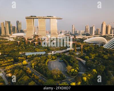 Singapurs Gärten an der Bucht vor der ganzen Skyline bei Sonnenaufgang, Luftpanorama. Stockfoto