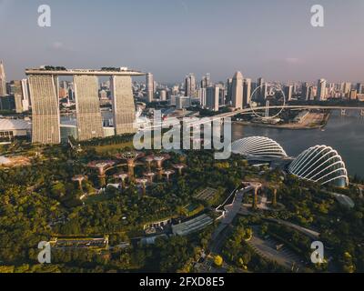 Singapurs beste Aussicht auf die Gardens by the Bay und die gesamte Skyline bei Sonnenaufgang. Stockfoto