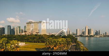 Luftpanorama der ganzen Stadt Singapur von Marina Barrage während des Sonnenaufgangs. Stockfoto