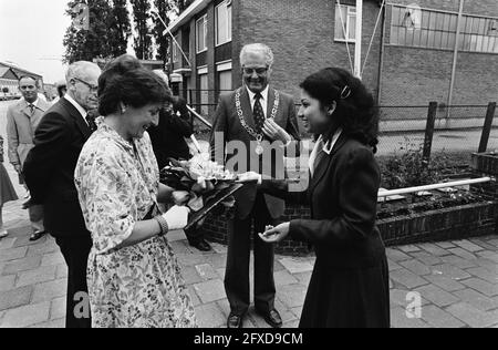 Prinzessin Margriet taufte den Pusher Cornelis de Houtman auf der Werft De Biesbosch Dordrecht in Dordrecht;, 25. Mai 1981, BLUMEN, Ankünfte, Werften, Niederlande, Presseagentur des 20. Jahrhunderts, Foto, Nachrichten zu erinnern, Dokumentarfilm, historische Fotografie 1945-1990, visuelle Geschichten, Menschliche Geschichte des zwanzigsten Jahrhunderts, Momente in der Zeit festzuhalten Stockfoto