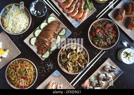 Ansicht von oben der Japanischen Essen am Tisch serviert Stockfoto