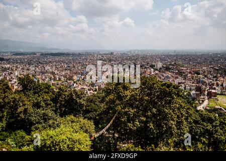 Die Infrastruktur der Stadt Kathmandu, wie von Swayambhunath Stupa am frühen Morgen aus gesehen, Nepal Stockfoto