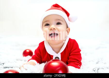 Schönes Baby als weihnachtsmann gekleidet Stockfoto