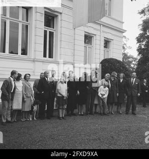 Prinzessin Beatrix und Claus besuchen Hitzacker, Prinzessin Beatrix und Claus mit Familie im Garten, 2. Oktober 1965, Besuche, Familien, Gruppenporträts, Königshaus, Prinzessinnen, Gärten, Niederlande, 20. Jahrhundert Presseagentur Foto, Nachrichten zu erinnern, Dokumentarfilm, historische Fotografie 1945-1990, visuelle Geschichten, Menschliche Geschichte des zwanzigsten Jahrhunderts, Momente in der Zeit festzuhalten Stockfoto