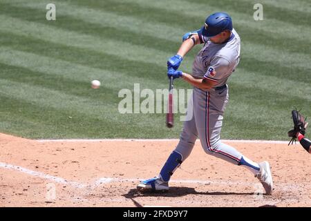 26. Mai 2021: Der erste Baseman der Texas Rangers, Nate Lowe (30), nimmt während des Spiels zwischen den Texas Rangers und den Los Angeles Angels of Anaheim im Angel Stadium in Anaheim, CA, Kontakt auf der Platte auf (Foto: Peter Joneleit, Cal Sport Media) Stockfoto