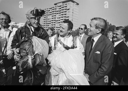 Prinz Claus eröffnet neue Zentrale Hewlett Packard Amstelveen, 1. Oktober 1985, Zentrale, Eröffnungen, Fallschirmspringer, Niederlande, Foto der Presseagentur des 20. Jahrhunderts, Nachrichten zur Erinnerung, Dokumentarfilm, historische Fotografie 1945-1990, visuelle Geschichten, Menschliche Geschichte des zwanzigsten Jahrhunderts, Momente in der Zeit festzuhalten Stockfoto