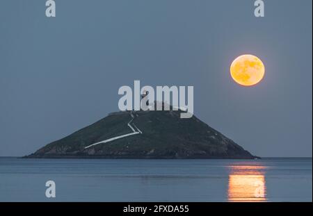 Ballycotton, Cork, Irland. Mai 2021. Hinter dem Leuchtturm von Ballycotton, Co. Cork, Irland, erhebt sich ein Vollblut-Blütensupermond. - Credit; David Creedon / Alamy Live News Stockfoto