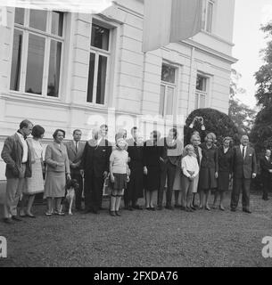 Prinzessin Beatrix und Claus besuchen Hitzacker, Prinzessin Beatrix und Claus mit Familie im Garten, 2. Oktober 1965, Besuche, Familien, Gruppenporträts, Königshaus, Prinzessinnen, Gärten, Niederlande, 20. Jahrhundert Presseagentur Foto, Nachrichten zu erinnern, Dokumentarfilm, historische Fotografie 1945-1990, visuelle Geschichten, Menschliche Geschichte des zwanzigsten Jahrhunderts, Momente in der Zeit festzuhalten Stockfoto