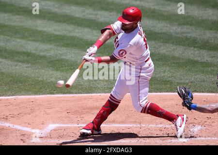 26. Mai 2021: Los Angeles Angels dritter Baseman Jose Rojas (18) verbindet sich während des Spiels zwischen den Texas Rangers und den Los Angeles Angels of Anaheim im Angel Stadium in Anaheim, CA, für eine RBI-Single (Foto: Peter Joneleit, Cal Sport Media) Stockfoto