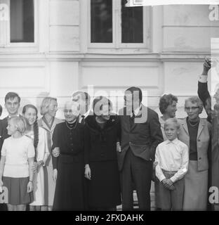 Prinzessin Beatrix und Claus besuchen Hitzacker, Prinzessin Beatrix und Claus mit Familie im Garten, 2. Oktober 1965, Besuche, Familien, Gruppenporträts, Königshaus, Prinzessinnen, Gärten, Niederlande, 20. Jahrhundert Presseagentur Foto, Nachrichten zu erinnern, Dokumentarfilm, historische Fotografie 1945-1990, visuelle Geschichten, Menschliche Geschichte des zwanzigsten Jahrhunderts, Momente in der Zeit festzuhalten Stockfoto