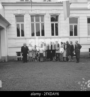 Prinzessin Beatrix und Claus besuchen Hitzacker, Prinzessin Beatrix und Claus mit Familie im Garten, 2. Oktober 1965, Besuche, Familien, Gruppenporträts, Königshaus, Prinzessinnen, Gärten, Niederlande, 20. Jahrhundert Presseagentur Foto, Nachrichten zu erinnern, Dokumentarfilm, historische Fotografie 1945-1990, visuelle Geschichten, Menschliche Geschichte des zwanzigsten Jahrhunderts, Momente in der Zeit festzuhalten Stockfoto