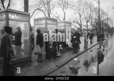 Solidaritätsstreik bei der städtischen Verkehrsgesellschaft in Amsterdam, während der morgendlichen Hauptverkehrszeit; Massen an Telefonzellen in Stationsplein, 8. Februar 1977, TELEFONZELLEN, Niederlande, 20. Jahrhundert Presseagentur Foto, Nachrichten zu erinnern, Dokumentarfilm, historische Fotografie 1945-1990, visuelle Geschichten, Menschliche Geschichte des zwanzigsten Jahrhunderts, Momente in der Zeit festzuhalten Stockfoto