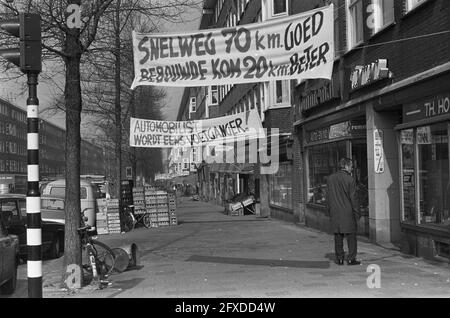 Banner gegen den schnellen Verkehr in der Rijnstraat, 16. März 1973, SPANDOEKEN, Niederlande, 20. Jahrhundert Presseagentur Foto, Nachrichten zu erinnern, Dokumentarfilm, historische Fotografie 1945-1990, visuelle Geschichten, Menschliche Geschichte des zwanzigsten Jahrhunderts, Momente in der Zeit festzuhalten Stockfoto