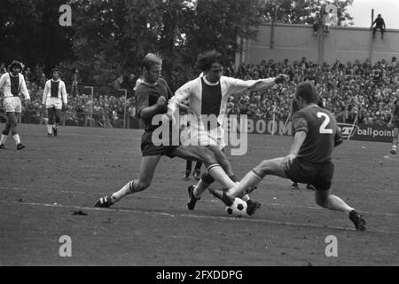 Sparta gegen Ajax 1-1, Cruijff im Duell mit (l) Venneker, 29. August 1971, Sport, Fußball, Niederlande, Presseagentur des 20. Jahrhunderts, Foto, Nachrichten zum erinnern, Dokumentarfilm, historische Fotografie 1945-1990, visuelle Geschichten, Menschliche Geschichte des zwanzigsten Jahrhunderts, Momente in der Zeit festzuhalten Stockfoto