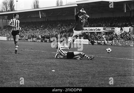 Sparta gegen Ajax 1-0, Lerby im Duell mit Van Zoest, 5. November 1978, Sport, Fußball, Niederlande, Presseagentur des 20. Jahrhunderts, Foto, Nachrichten zum erinnern, Dokumentarfilm, historische Fotografie 1945-1990, visuelle Geschichten, Menschliche Geschichte des zwanzigsten Jahrhunderts, Momente in der Zeit festzuhalten Stockfoto