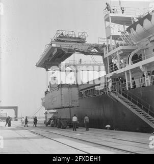 Speziell entworfenes Schiff Fairland in Rotterdam, 3. Mai 1966, Container, Containerschiffe für den Containertransport, Niederlande, Foto der Presseagentur des 20. Jahrhunderts, News to remember, Dokumentarfilm, historische Fotografie 1945-1990, visuelle Geschichten, Menschliche Geschichte des zwanzigsten Jahrhunderts, Momente in der Zeit festzuhalten Stockfoto