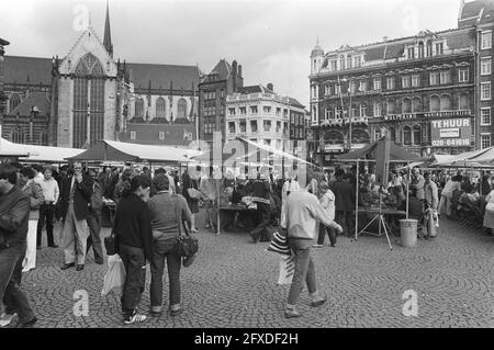 Spieler und Zuschauer auf dem Dam-Platz in Amsterdam während eines gleichzeitigen Draft-Turniers, 29. August 1981, ein Dame, Draft-Sport, Publikum, simultan, Spieler, Niederlande, Foto der Presseagentur des 20. Jahrhunderts, Nachrichten zu erinnern, Dokumentarfilm, historische Fotografie 1945-1990, visuelle Geschichten, Menschliche Geschichte des zwanzigsten Jahrhunderts, Momente in der Zeit festzuhalten Stockfoto