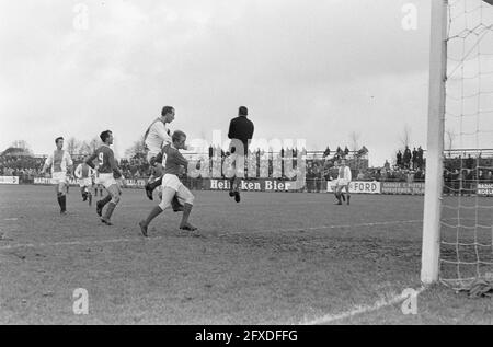 Game Moment, 27. November 1966, Sport, Fußball, Niederlande, Presseagentur des 20. Jahrhunderts, Foto, Nachrichten zum erinnern, Dokumentarfilm, historische Fotografie 1945-1990, visuelle Geschichten, Menschliche Geschichte des zwanzigsten Jahrhunderts, Momente in der Zeit festzuhalten Stockfoto