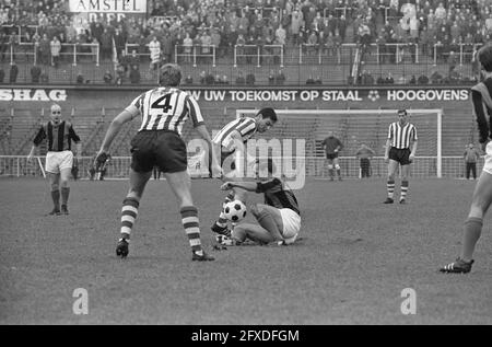 Game Moment, 27. November 1966, Sport, Fußball, Niederlande, Presseagentur des 20. Jahrhunderts, Foto, Nachrichten zum erinnern, Dokumentarfilm, historische Fotografie 1945-1990, visuelle Geschichten, Menschliche Geschichte des zwanzigsten Jahrhunderts, Momente in der Zeit festzuhalten Stockfoto