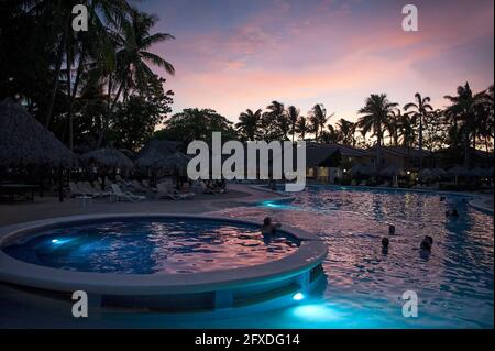 Sonnenuntergang über dem Swimmingpool im Resort in Tamarindo, Costa Rica Stockfoto