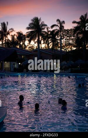 Sonnenuntergang über dem Pool im Resort in Tamarindo, Costa Rica, Mittelamerika Stockfoto
