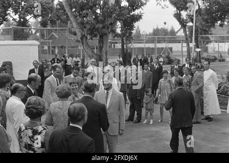 Staatsbesuch von Königin Juliana und Prinz Bernhard in Indonesien empfing die niederländische Gemeinschaft in Gedung Agung, Djokja, 30. August 1971, Ankunft, queens, Empfänge, Niederlande, Foto der Presseagentur des 20. Jahrhunderts, zu erinnerende Nachrichten, Dokumentarfilm, historische Fotografie 1945-1990, visuelle Geschichten, Menschliche Geschichte des zwanzigsten Jahrhunderts, Momente in der Zeit festzuhalten Stockfoto