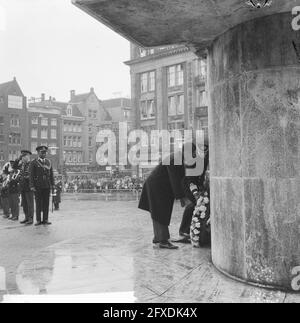 Staatsbesuch Präsident Nyerere von Tansania, Präsident Nyerere legt Kranz am Dam-Platz ab, 21. April 1965, Kranzniederlegung, Präsidenten, Staatsbesuche, Niederlande, Foto der Presseagentur des 20. Jahrhunderts, zu erinnerende Nachrichten, Dokumentarfilm, historische Fotografie 1945-1990, visuelle Geschichten, Menschliche Geschichte des zwanzigsten Jahrhunderts, Momente in der Zeit festzuhalten Stockfoto