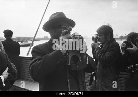 Staatsbesuch Präsident Tito von Jugoslawien; Hafenrundfahrt durch Rotterdam; Präsident Tito fotografiert, 21. Oktober 1970, Häfen, Präsidenten, Führungen, Staatsbesuche, Niederlande, Presseagentur des 20. Jahrhunderts, News to remember, Dokumentarfilm, historische Fotografie 1945-1990, visuelle Geschichten, Menschliche Geschichte des zwanzigsten Jahrhunderts, Momente in der Zeit festzuhalten Stockfoto