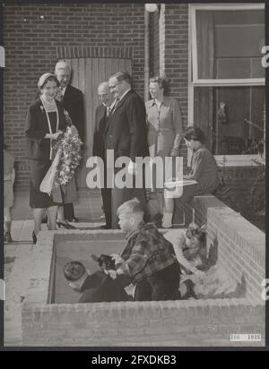 Staatsbesuch des dänischen Königspaares in unserem Land, 26.-28. April 1954. Besuch von Königin Ingrid und Königin Juliana beim Blindeninstitut in Huizen. Königin Ingrid mit den Kindern, die im Sandkasten spielen, 28. April 1954, blind, Könige, Theaterstück, Staatsbesuche, Niederlande, Foto der Presseagentur des 20. Jahrhunderts, zu erinnerende Nachrichten, Dokumentation, historische Fotografie 1945-1990, visuelle Geschichten, Menschliche Geschichte des zwanzigsten Jahrhunderts, Momente in der Zeit festzuhalten Stockfoto