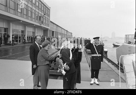 Staatsbesuch Schwedisches Königspaar in den Niederlanden; Ankunft; HM, Prinz Bernhard, König Carl Gustav und Königin Silvia grüßen sich, 25. Oktober 1976, Königinnen, Königspaare, Staatsbesuche, Niederlande, Foto der Presseagentur des 20. Jahrhunderts, zu erinnerende Nachrichten, Dokumentarfilm, historische Fotografie 1945-1990, visuelle Geschichten, Menschliche Geschichte des zwanzigsten Jahrhunderts, Momente in der Zeit festzuhalten Stockfoto