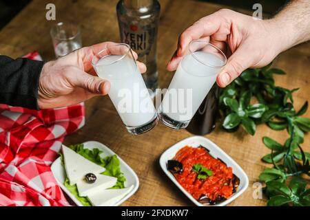 Nationales türkisches alkoholisches Getränk Raki und Vorspeise auf dem Tisch Stockfoto